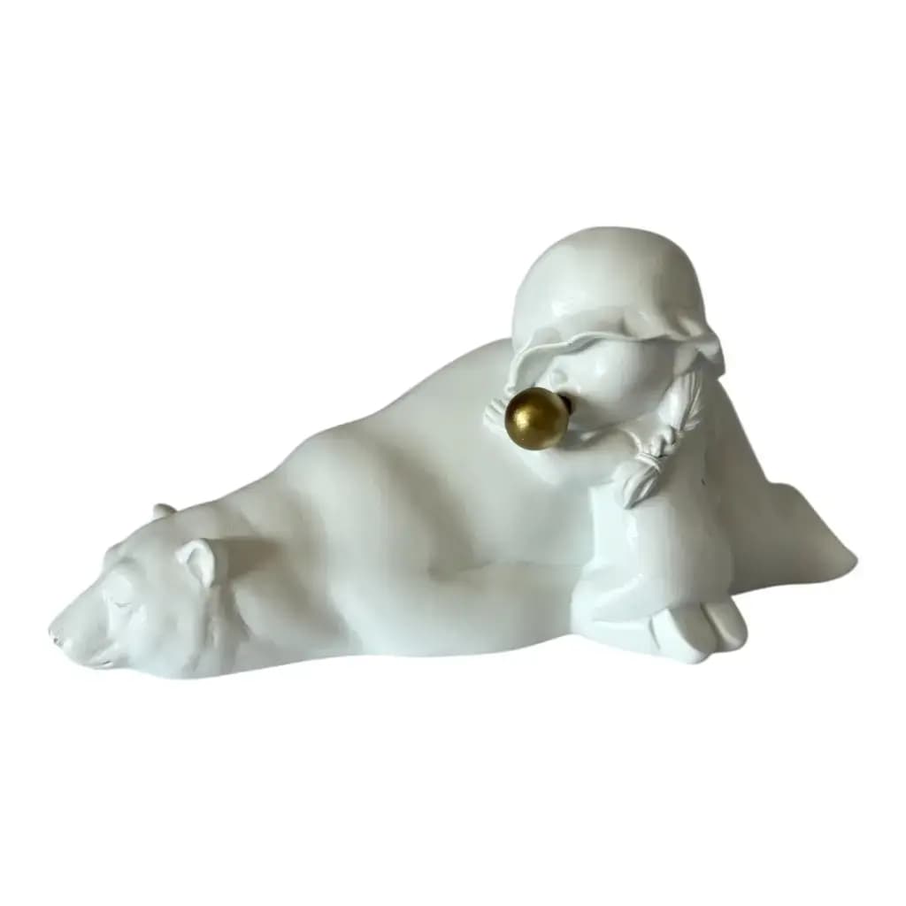 Escultura Menina com Urso — Única