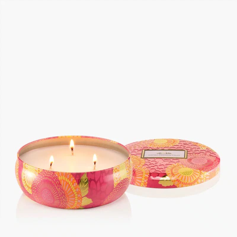 Vela Lata 3 Pavios 60h Relevo Napali Passion Fruit - Voluspa