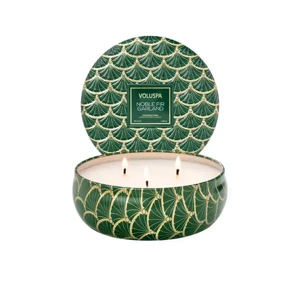Vela Lata 3 Pavios Noble Fir Garland 60h Voluspa — Única
